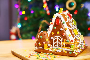 Noel ağacı ve arka plan ışığı ile ev gingerbread.