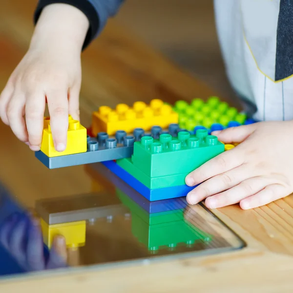 Mão criança brincando com blocos de construção — Fotografia de Stock