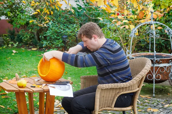 Jovem fazendo abóbora halloween — Fotografia de Stock