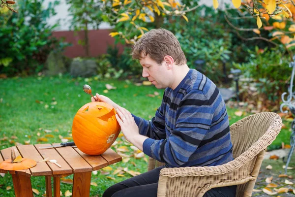 Jonge man die halloween pompoen — Stockfoto