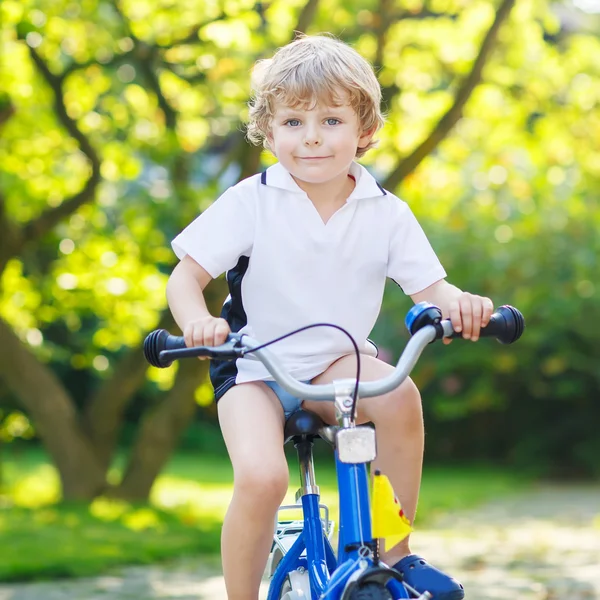 Niño preescolar feliz divirtiéndose con montar su bicicleta — Foto de Stock