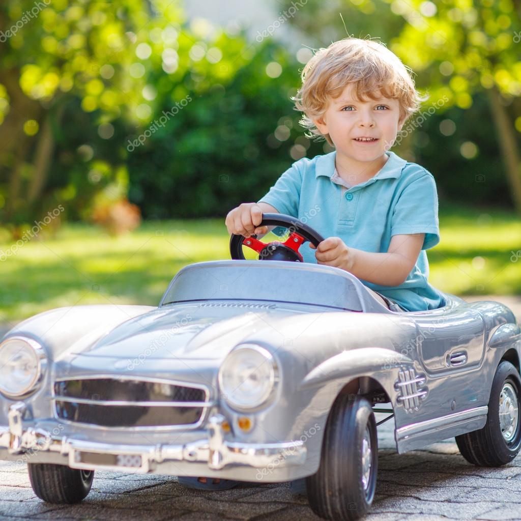 Little boy driving big toy car : plus de 34 images vectorielles de stock  libres de droits proposées sous licence