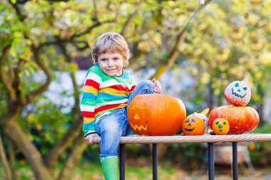 Küçük çocuk çocuk yapma jack-o-fener sonbahar gar Cadılar Bayramı için