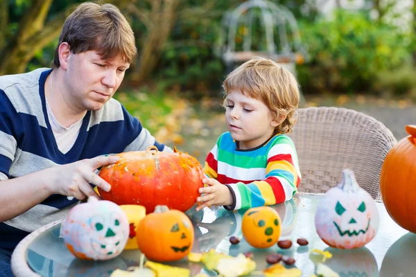 Adorable little child and his father  making jack-o-lantern for — Stock Photo, Image