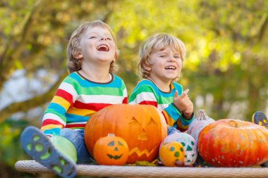 Jack-o-lantern yapma iki küçük kardeş çocuklar Cadılar Bayramı için bir