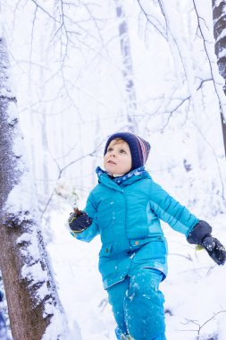 Çok güzel çocuk çocuk açık havada kar ile eğleniyor