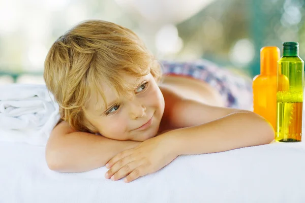Dítě chlapec relaxační v lázních má masáž — Stock fotografie