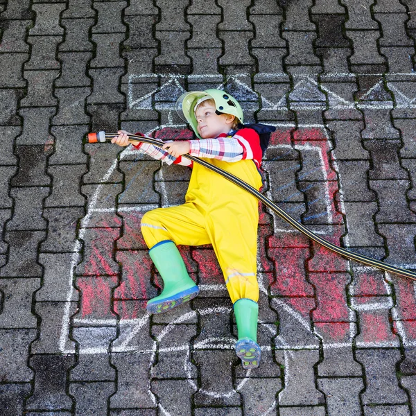 Niño de cuatro años divirtiéndose con foto de camión de bomberos — Foto de Stock