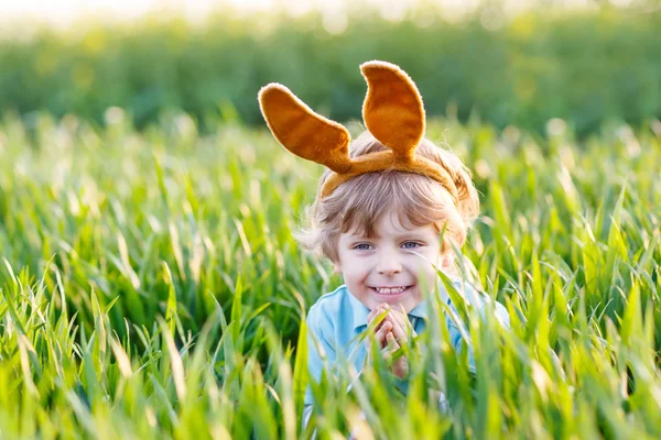 Niño divertido de 3 años con orejas de conejo de Pascua, celebrando Eas —  Fotos de Stock