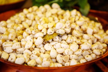 Marine zeytin provencal sokak pazarında ve sarımsak içinde kanıtlanmış