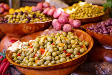 Marine zeytin provencal sokak pazarında ve sarımsak içinde kanıtlanmış