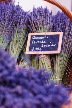Provence 'deki dükkan lavanta ve antika şeylerle dekore edilmiş..