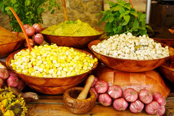 Nakládaný česnek a olivy na provensálském trhu v prokázané — Stock fotografie