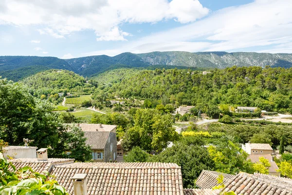 Zobrazit na Provence vesnice střechy a krajinu. — Stock fotografie