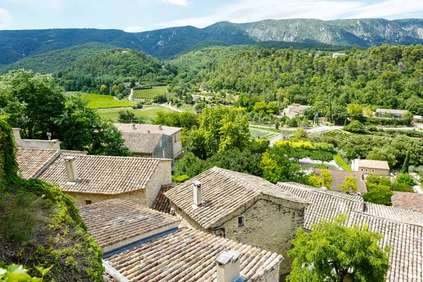 Visa på Provence byn tak och landskap. — Stockfoto