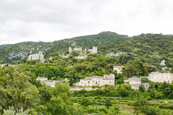 Visa på Provence byn tak och landskap. — Stockfoto