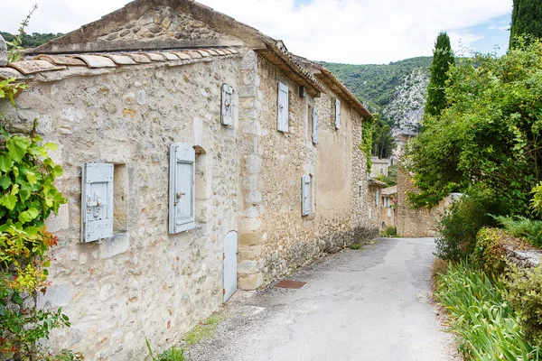 Visa på Provence byn tak och landskap. — Stockfoto