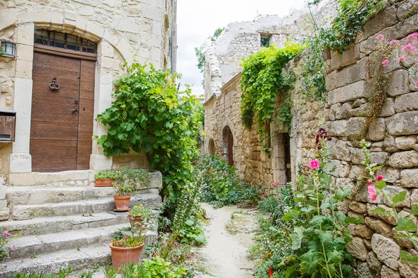 Vista sobre el techo y el paisaje del pueblo de Provenza . — Foto de Stock