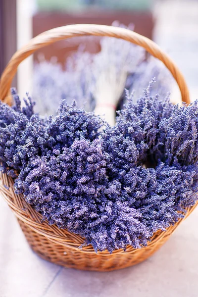 Geschäft in der Provence mit Lavendel und Vintageartikeln. — Stockfoto