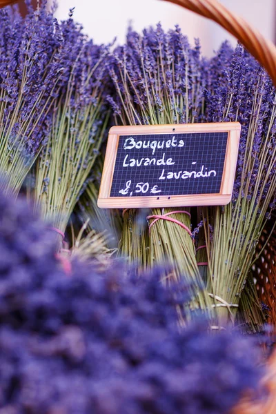 Geschäft in der Provence mit Lavendel und Vintageartikeln. — Stockfoto