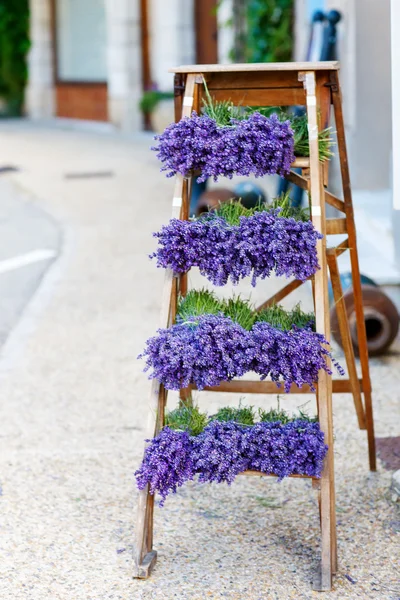 Winkel in de Provence versierd met lavendel en vintage dingen. — Stockfoto