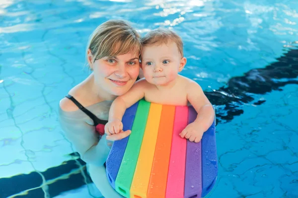 Pequeño niño y su madre aprendiendo a nadar en un swi interior — Foto de Stock
