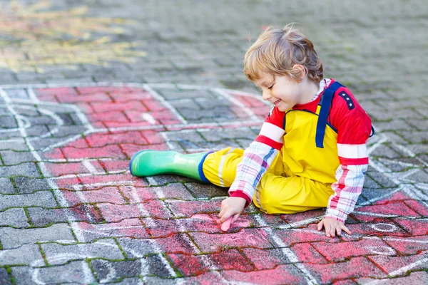 Divertido adorable niño de cuatro años divirtiéndose con camión de bomberos pi —  Fotos de Stock