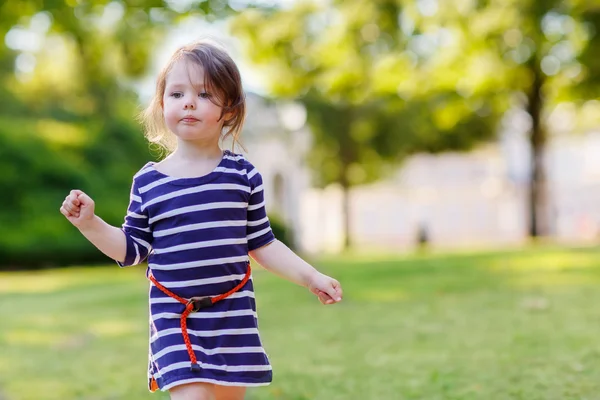 Porträtt av bedårande lilla kid flicka i sommaren park — Stockfoto