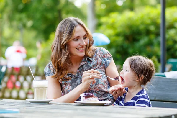 Mamma och lilla bedårande kid flicka dricka kaffe i utomhus c — Stockfoto