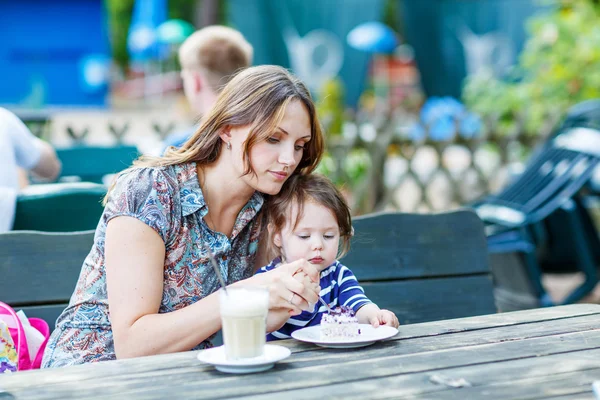 Mother and little adorable kid girl drinking coffee in outdoor c — Stock Photo, Image