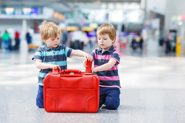 Dois meninos irmãos em viagem de férias no aeroporto — Fotografia de Stock