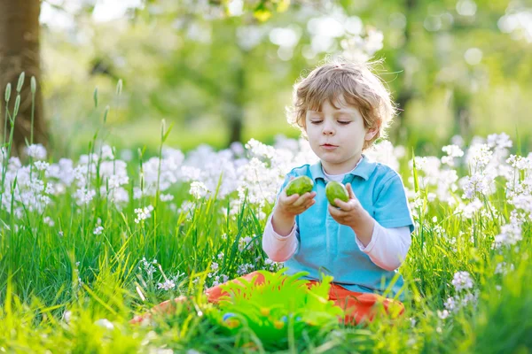 Kleine Vorschulkinder haben Spaß bei traditioneller Ostereiersuche — Stockfoto