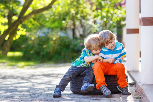 Dois meninos irmãos abraçando e se divertindo ao ar livre — Fotografia de Stock