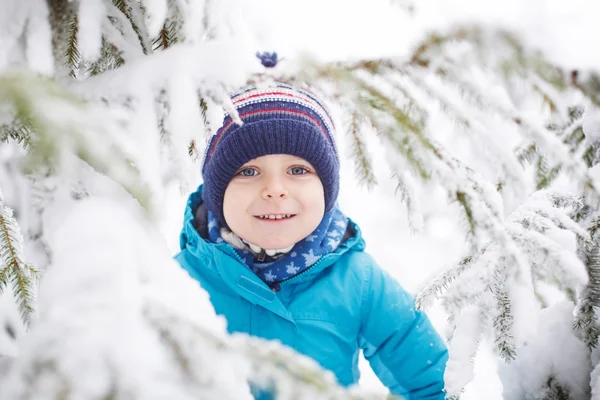 Petit garçon tout-petit s'amuser avec la neige à l'extérieur sur belle wi — Photo