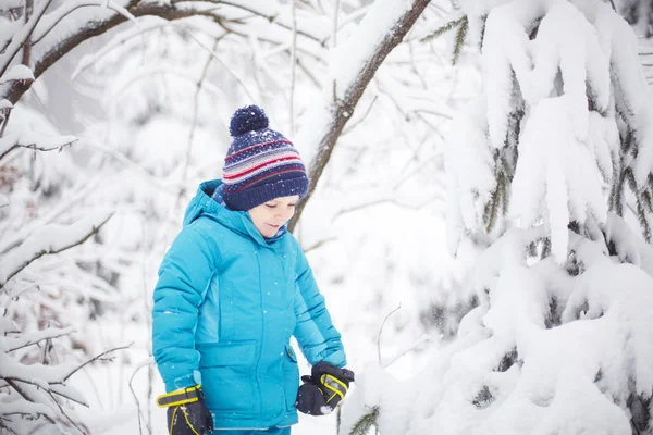 Little toddler boy having fun with snow outdoors on beautiful wi — Stock Photo, Image