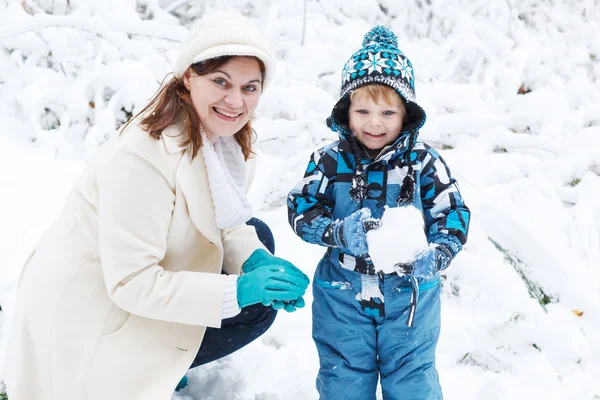 Madre e bambino ragazzo divertirsi con la neve nella giornata invernale — Foto Stock
