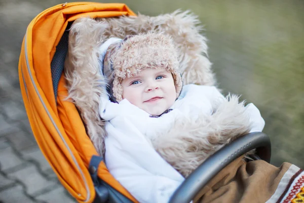 Bambino bambino in caldi vestiti invernali all'aperto — Foto Stock