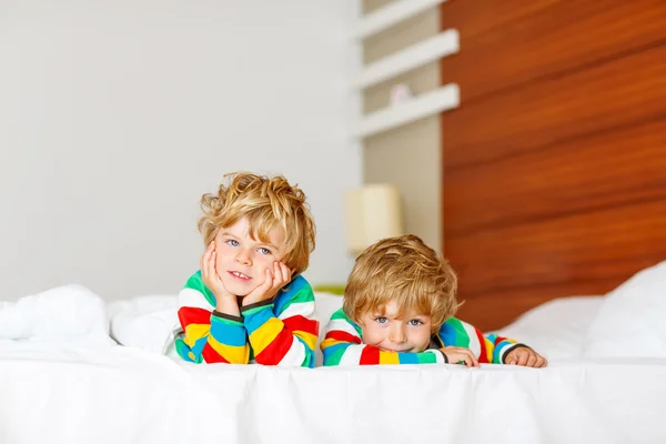 Two little sibling kid boys having fun in bed after sleeping — Stock Photo, Image