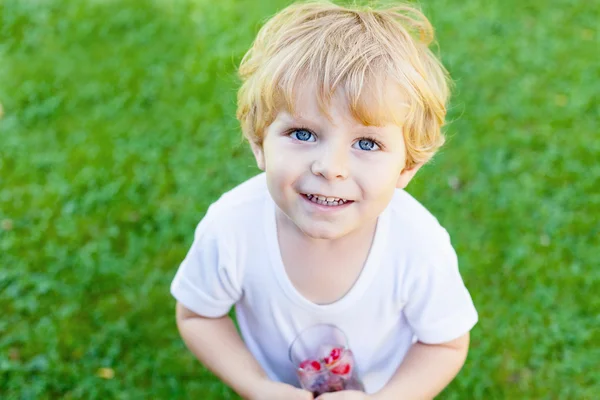 Schöner kleiner Junge mit einem Glas Beereneiswürfel — Stockfoto