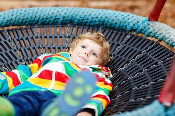 Kleiner Junge hat Spaß auf Herbstspielplatz — Stockfoto