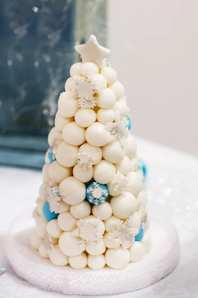 Hochzeitstorte in sanftem Blau und Weiß für den Winter — Stockfoto