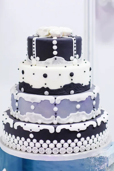 Pastel de boda en blanco, negro y gris — Foto de Stock