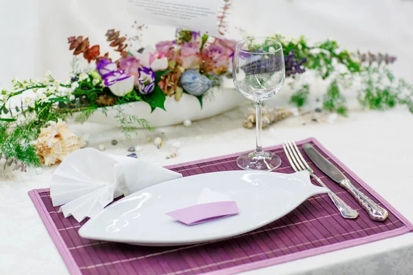 Elegante en romantische tabel ingesteld decoratie voor bruiloft of evenement p — Stockfoto