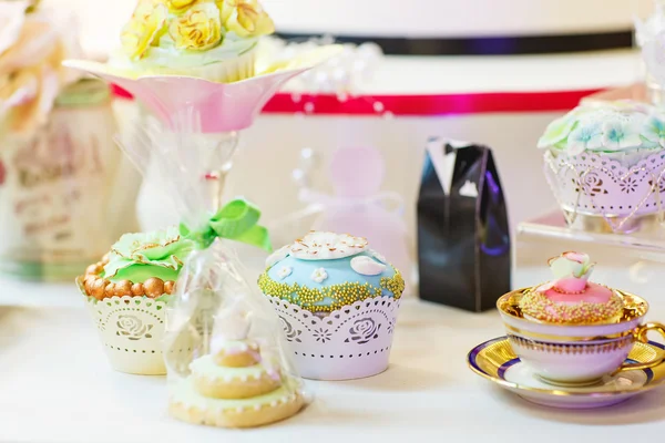 Eleganter Sweet Table mit Cupcakes und anderen Süßigkeiten zum Abendessen oder — Stockfoto