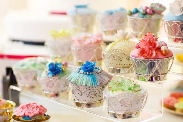 Mesa doce elegante com cupcakes e outros doces para o jantar ou — Fotografia de Stock