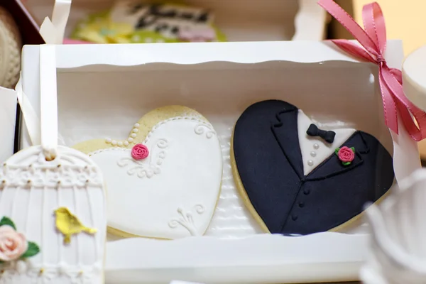 Elegante tavolo dolce con cupcake e altri dolci per la cena o — Foto Stock