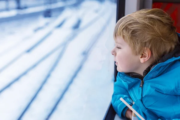 Bedårande liten unge resa och tittar ut tåg fönster Uta — Stockfoto