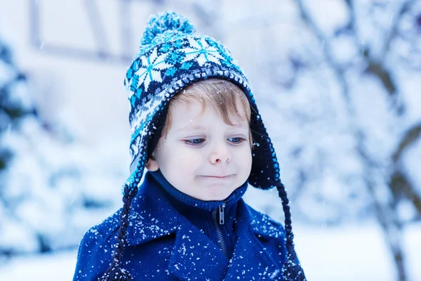 Retrato de criança em roupas de inverno com neve caindo — Fotografia de Stock