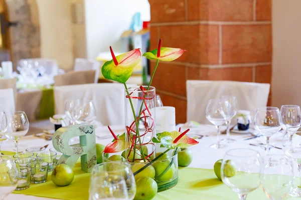 白と緑の結婚式パーのりんごとエレガントなテーブル設定 — ストック写真