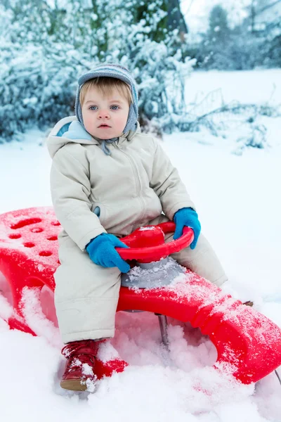 Lilla barn pojke att ha roligt med snö utomhus på vackra wi — Stockfoto